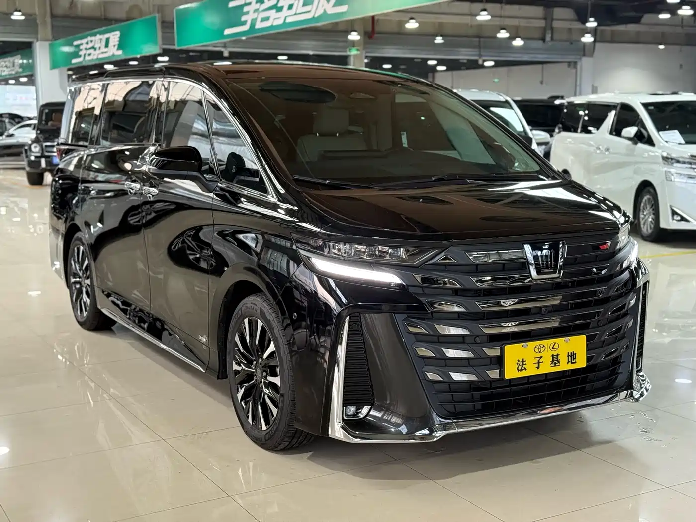 Toyota Vellfire 2024 Crown Hybrid 2.5L Executive Premium Edition фото 3
