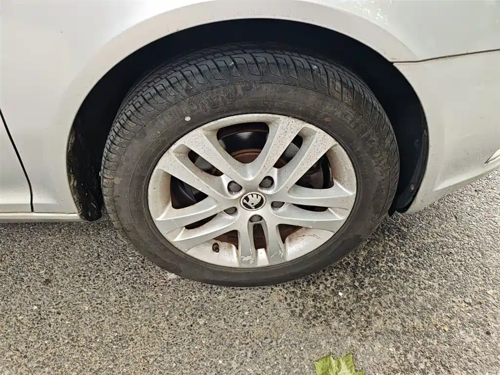 Škoda Octavia 2014 1.6L Auto Yijun Edition фото 24