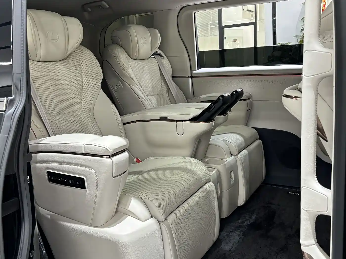 Lexus LM 2026 2023 500h 6-Seater Prestige Edition