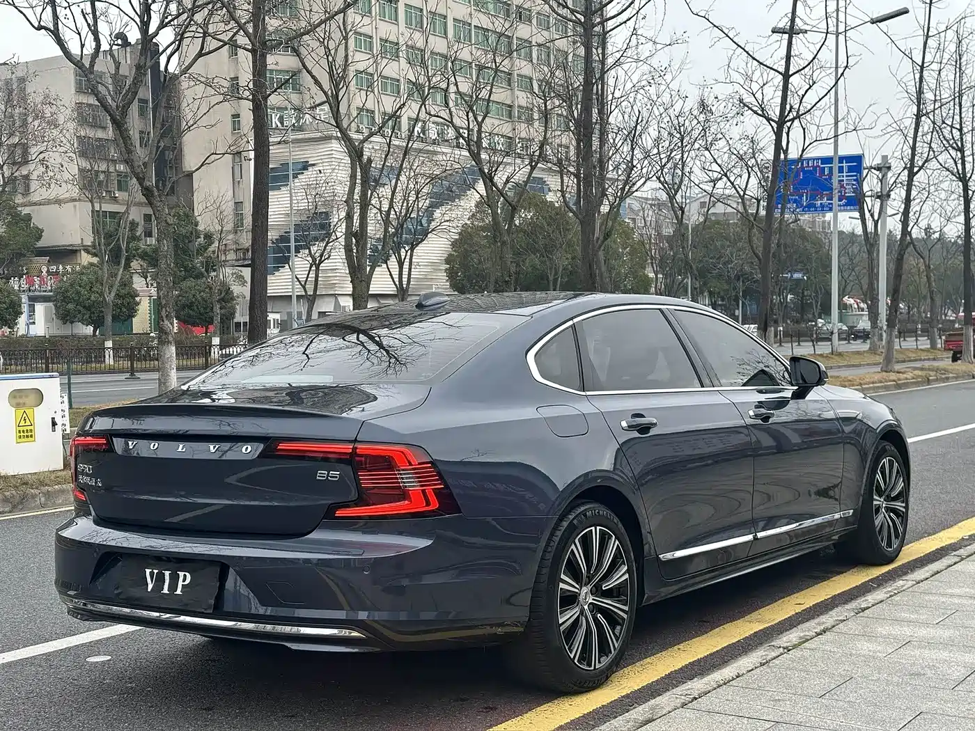 VOLVO S90