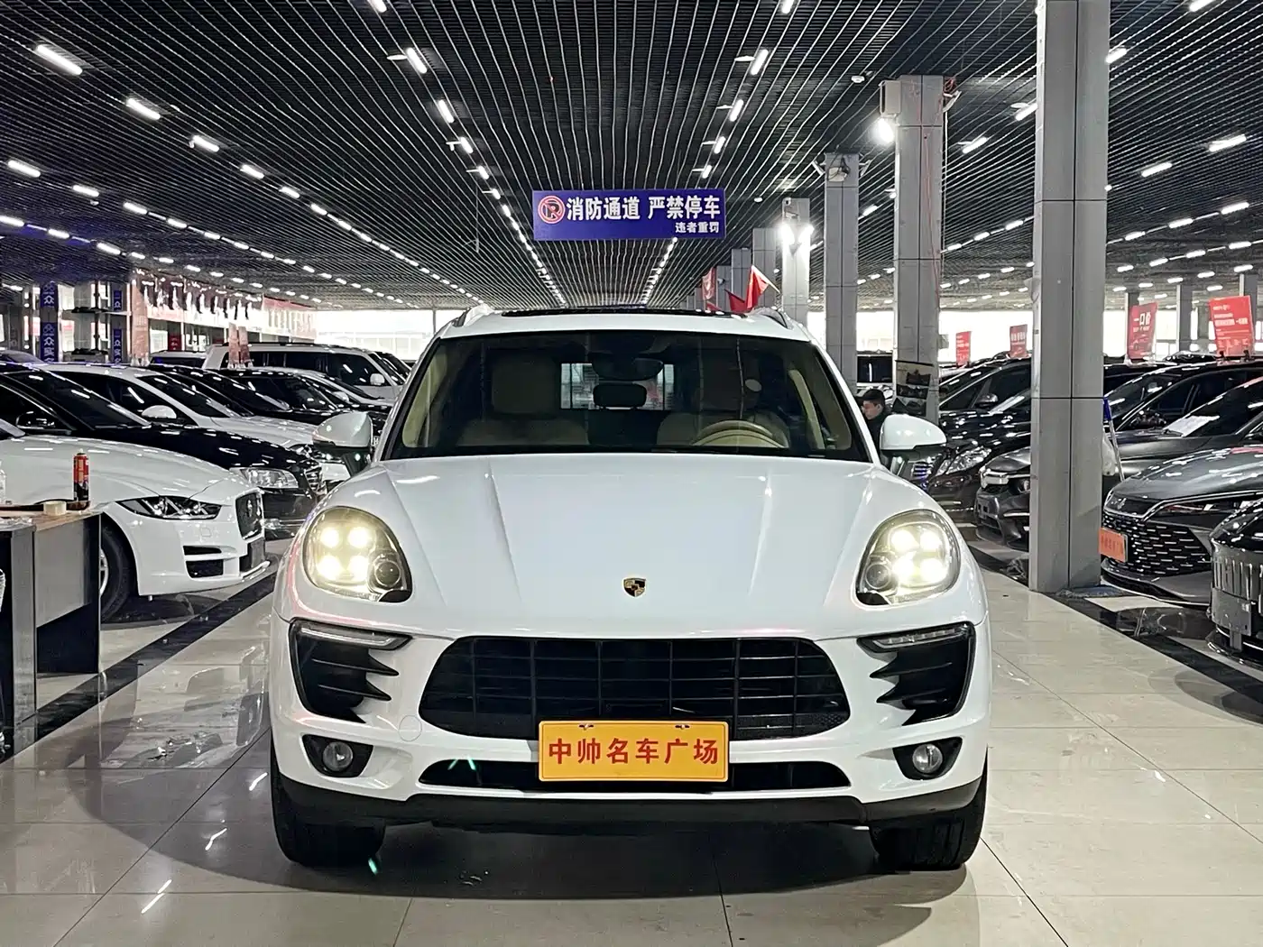Porsche Macan 2016 Macan 2.0T фото 2