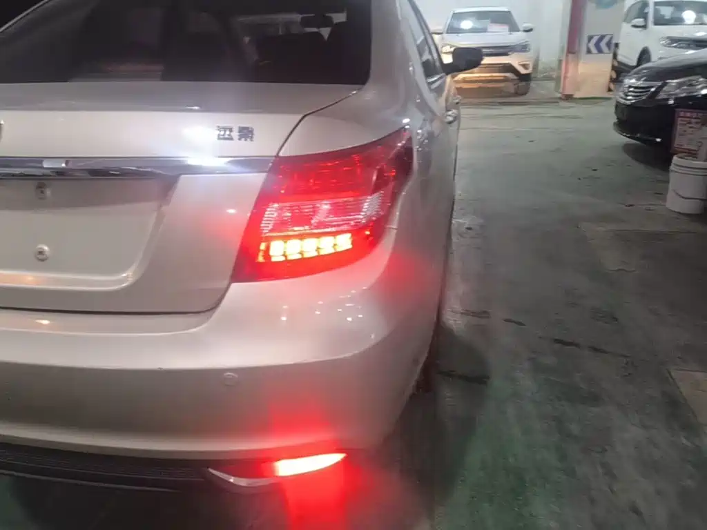 Фото 24 - Geely Vision