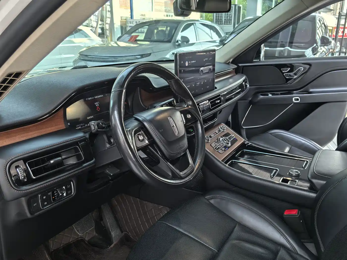 Photo 6 - Lincoln Aviator