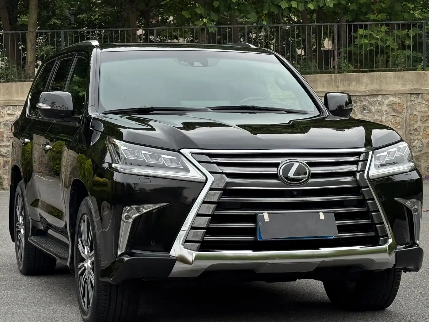 Фото 3 - Lexus LX