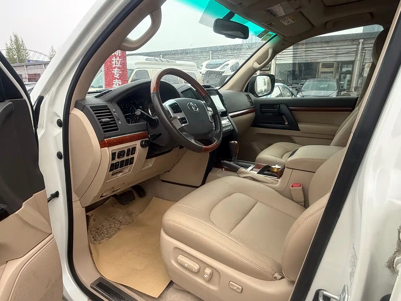 Toyota Land Cruiser (Import) 2015 4.6L V8 Middle East Limited Edition фото 4