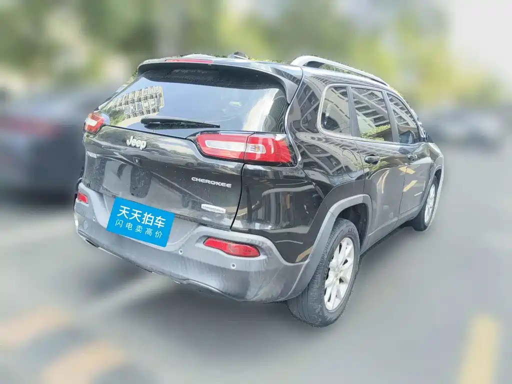 Photo 5 - Jeep Cherokee