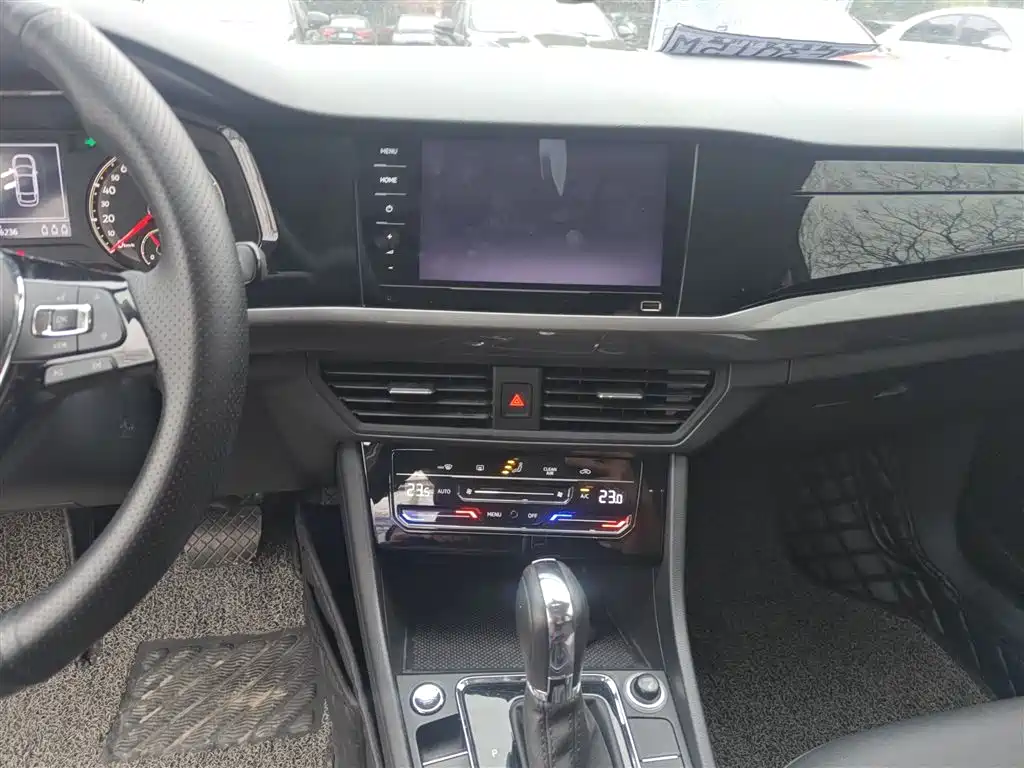 VOLKSWAGEN BORA
