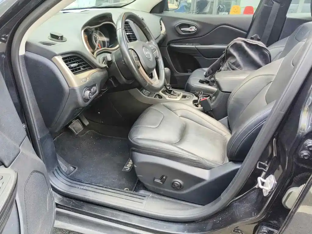 Photo 8 - Jeep Cherokee