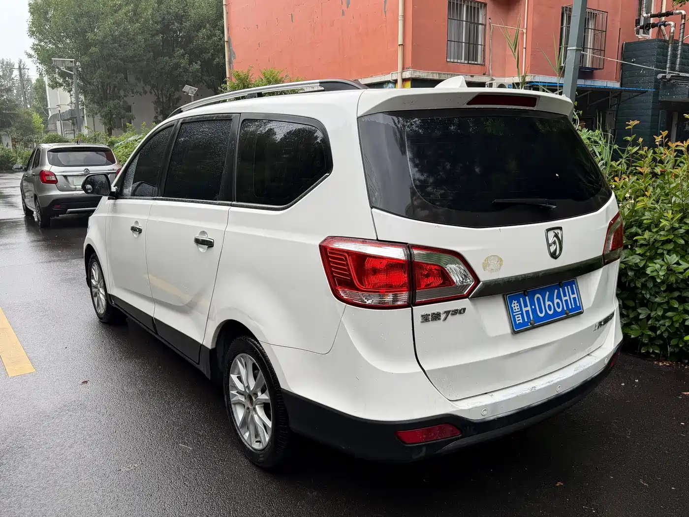 Baojun 730 2015 2014 1.5L Manual Luxury Navigation ESP Edition 7-Seater