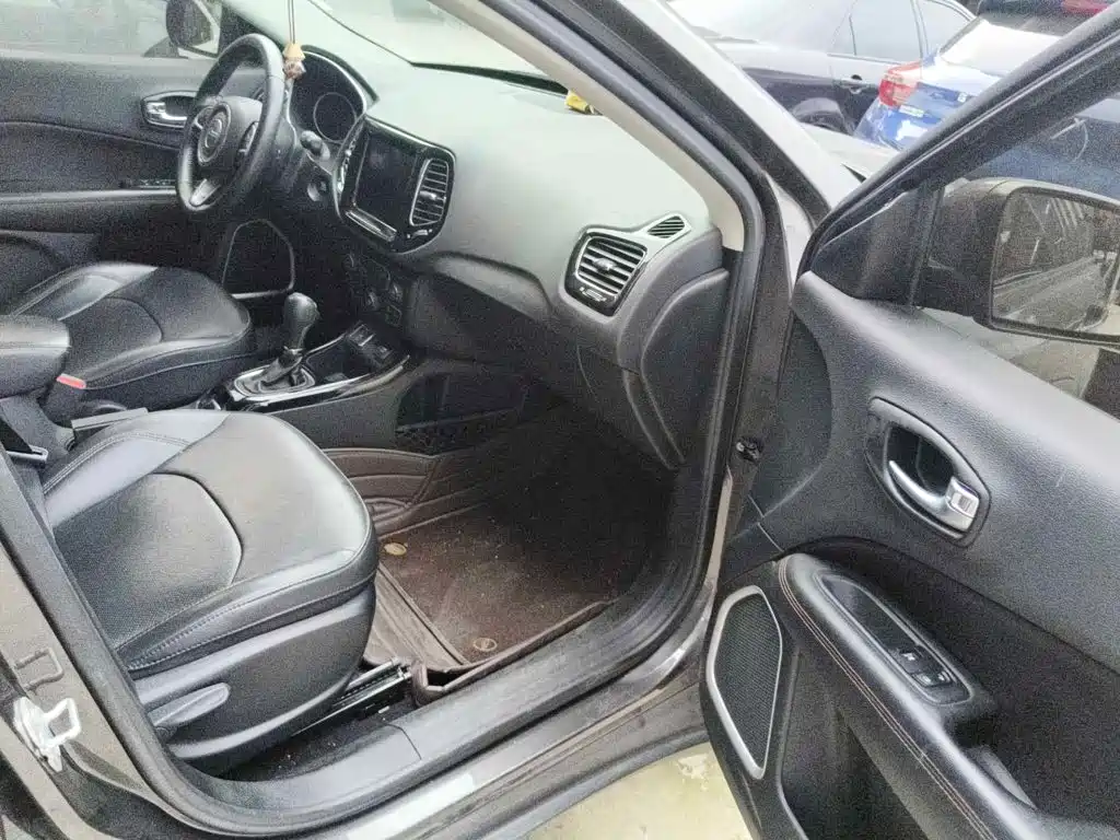 Фото 12 - Jeep Compass