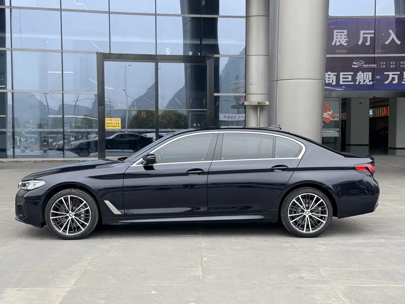 BMW 5 Series 2023 530Li Leading M Sport Package фото 4