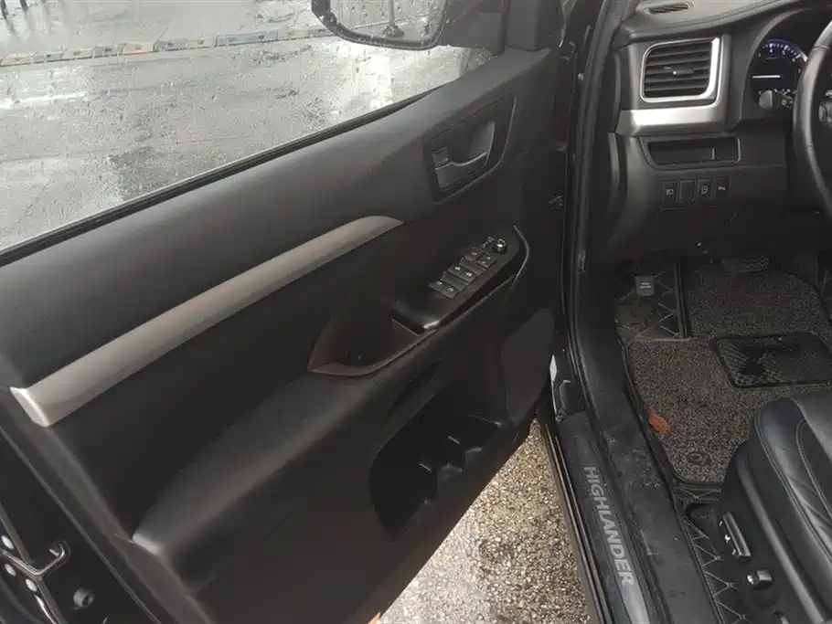 TOYOTA HIGHLANDER