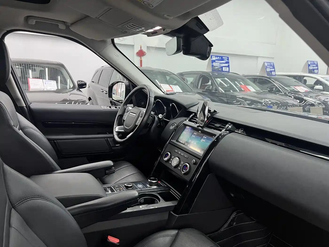 Land Rover Discovery 2018 2.0T SE фото 17