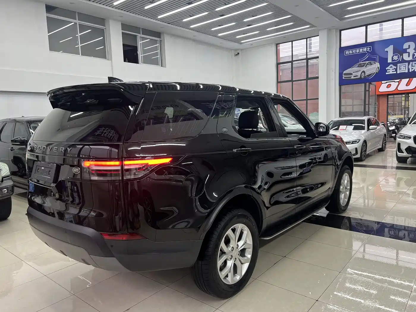 Land Rover Discovery 2018 2.0T SE фото 30
