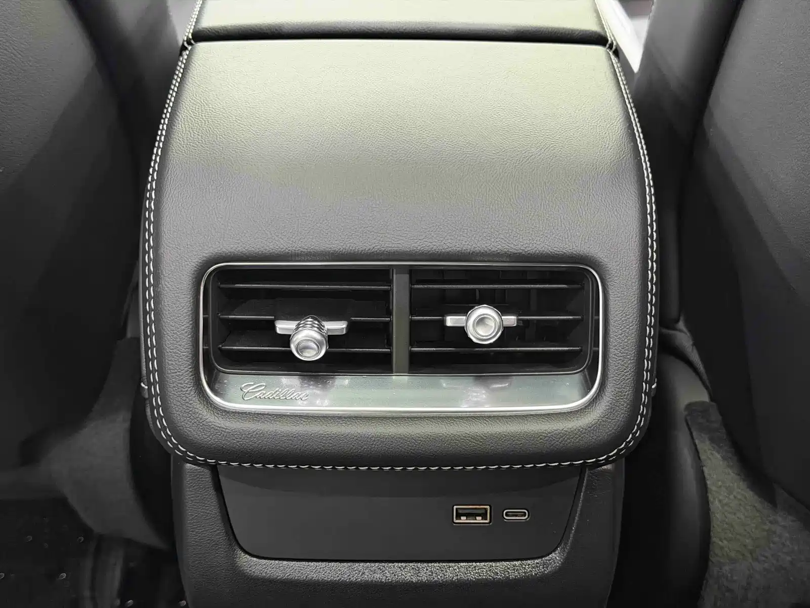 Фото 14 - Cadillac XT5
