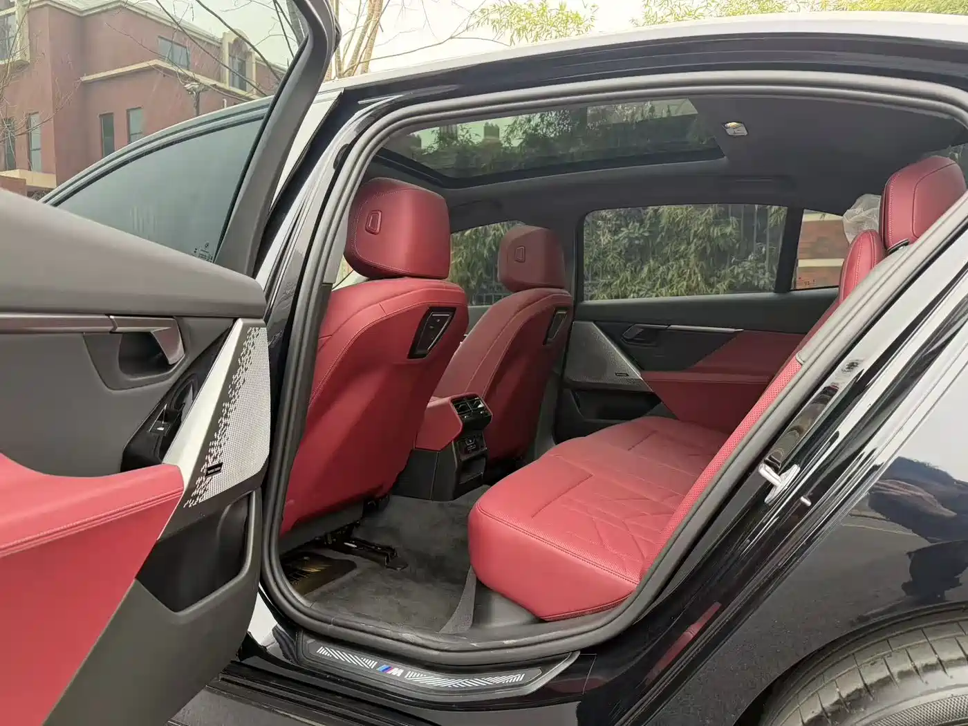 BMW 5 Series 2026 530Li Leading M Sport Package фото 12