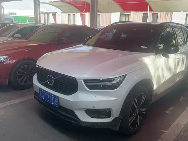 VOLVO XC40