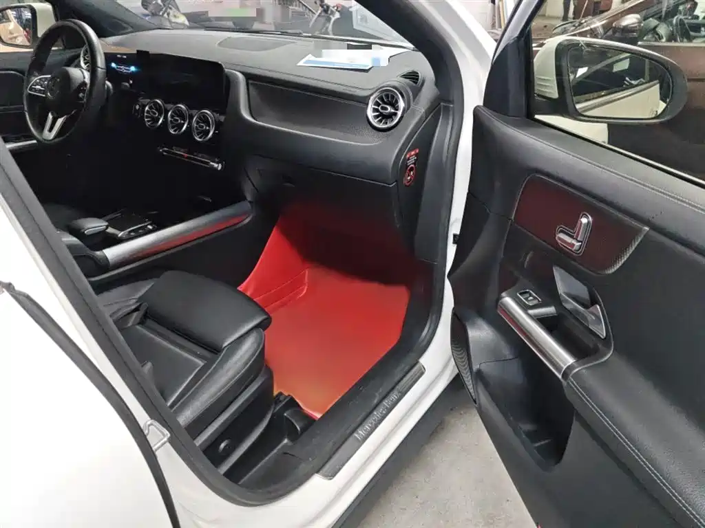 MERCEDES-BENZ GLA