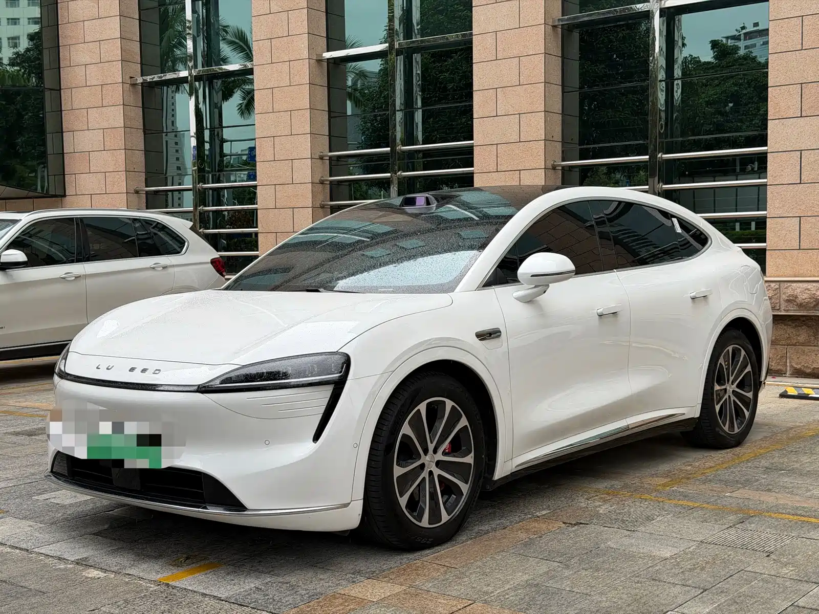 Photo 1 - Zhijie Luxeed R7