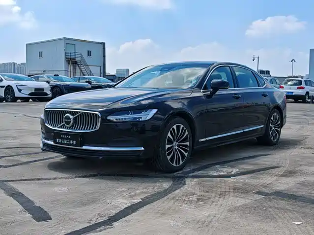 Volvo S90 2024 B5 Momentum Luxury Edition — фото 1