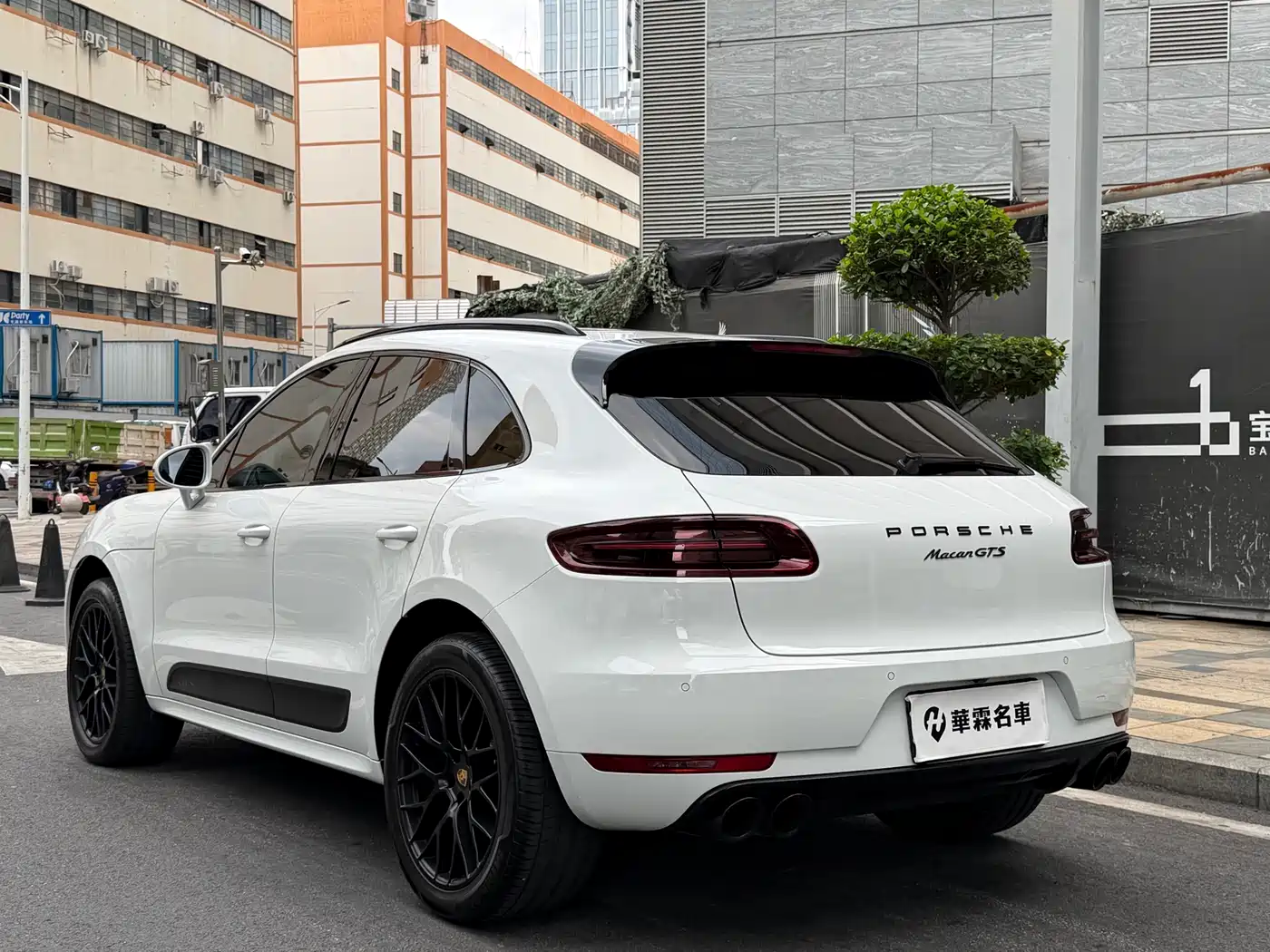 PORSCHE MACAN