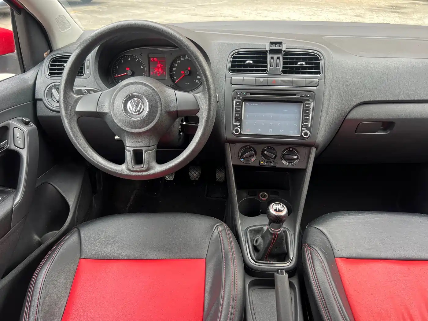 Volkswagen Polo 2013 1.4L Manual Trend Edition фото 21