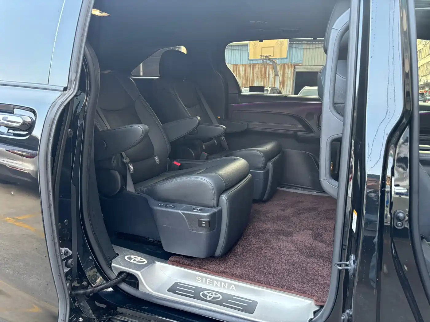Toyota Sienna 2023 2.5L Hybrid Premium Edition фото 15