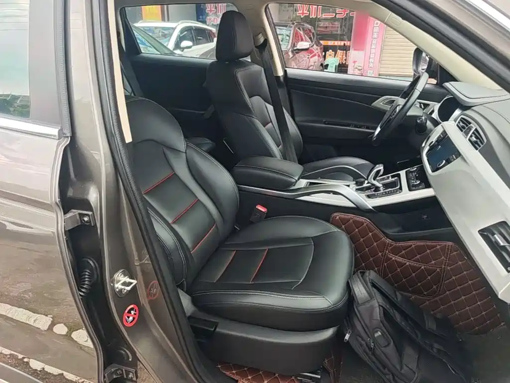 Фото 25 - Geely Atlas