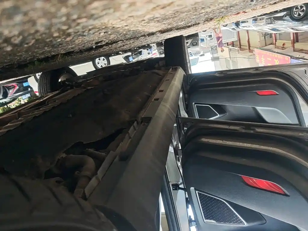 Фото 22 - Geely Atlas