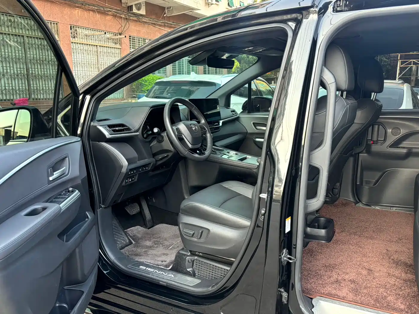 Toyota Sienna 2023 2.5L Hybrid Premium Edition фото 7