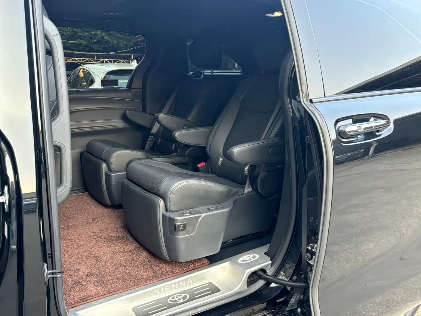 Toyota Sienna 2023 2.5L Hybrid Premium Edition фото 8