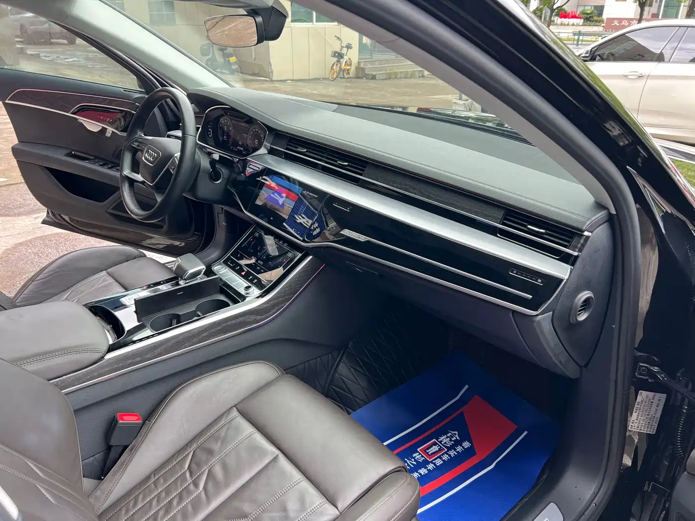 Фото 4 - Audi A8