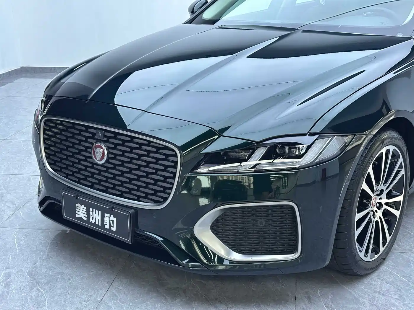 Photo 10 - Jaguar XFL