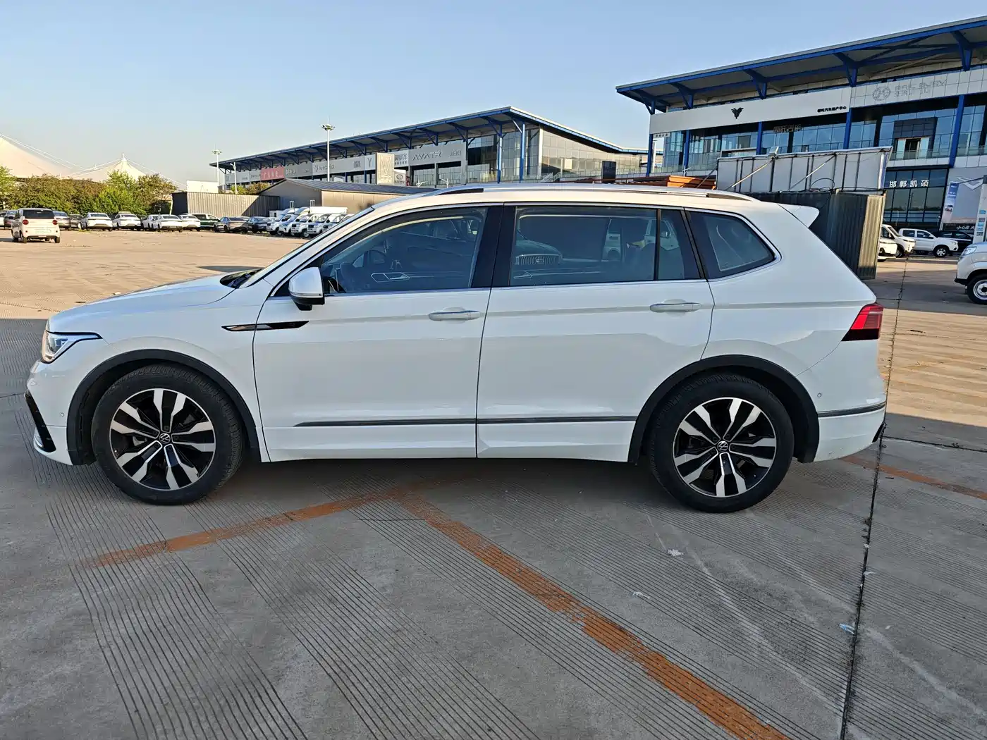 Volkswagen Tiguan L 2023 330TSI Auto 2WD R-Line Premium Edition фото 3