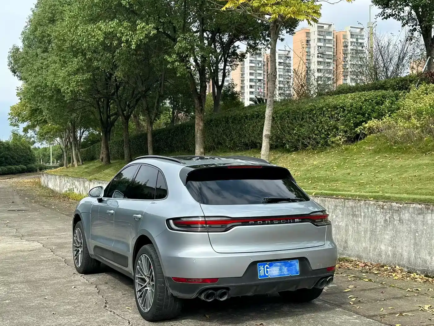PORSCHE MACAN
