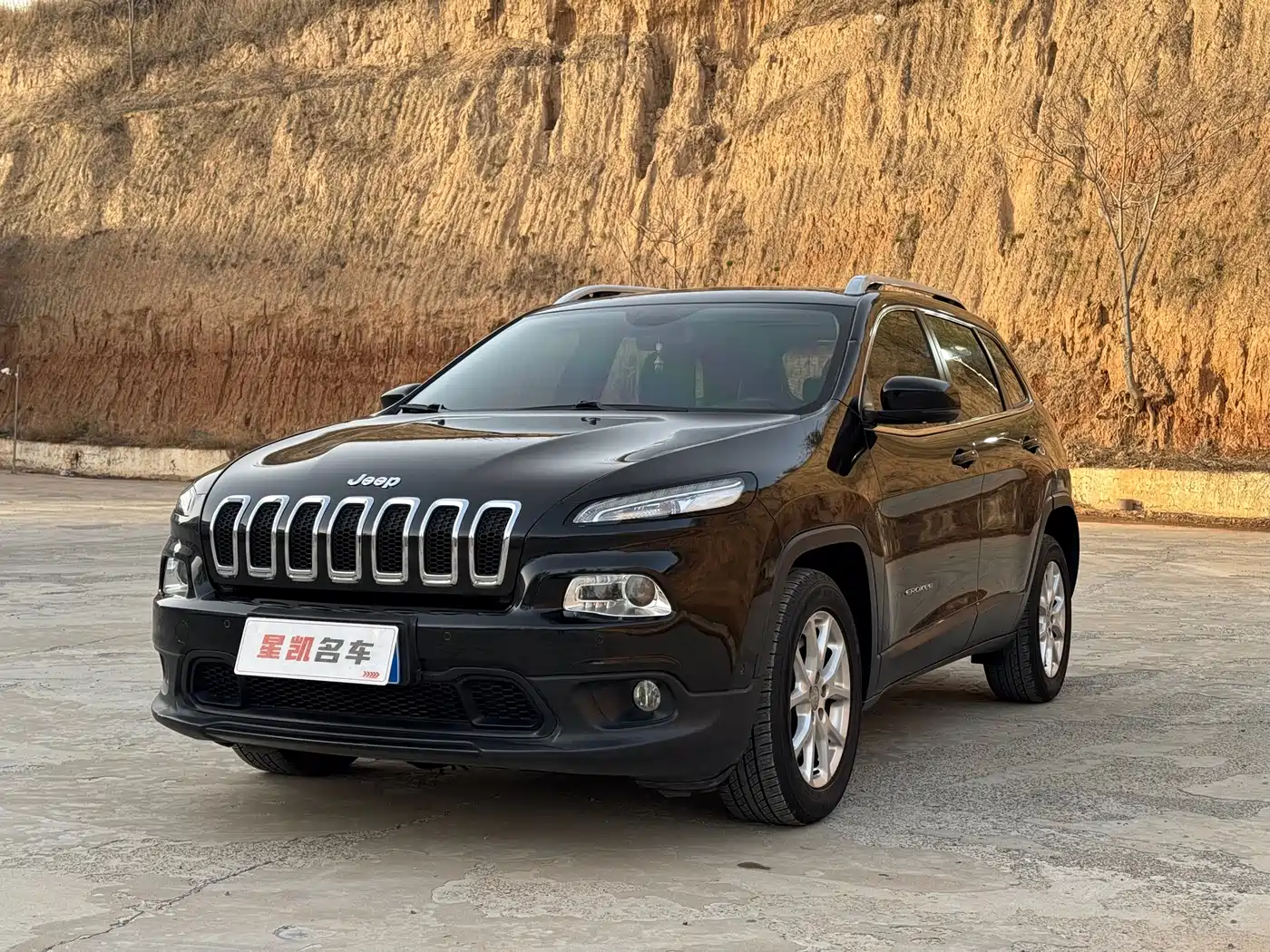 Фото 1 - Jeep Cherokee