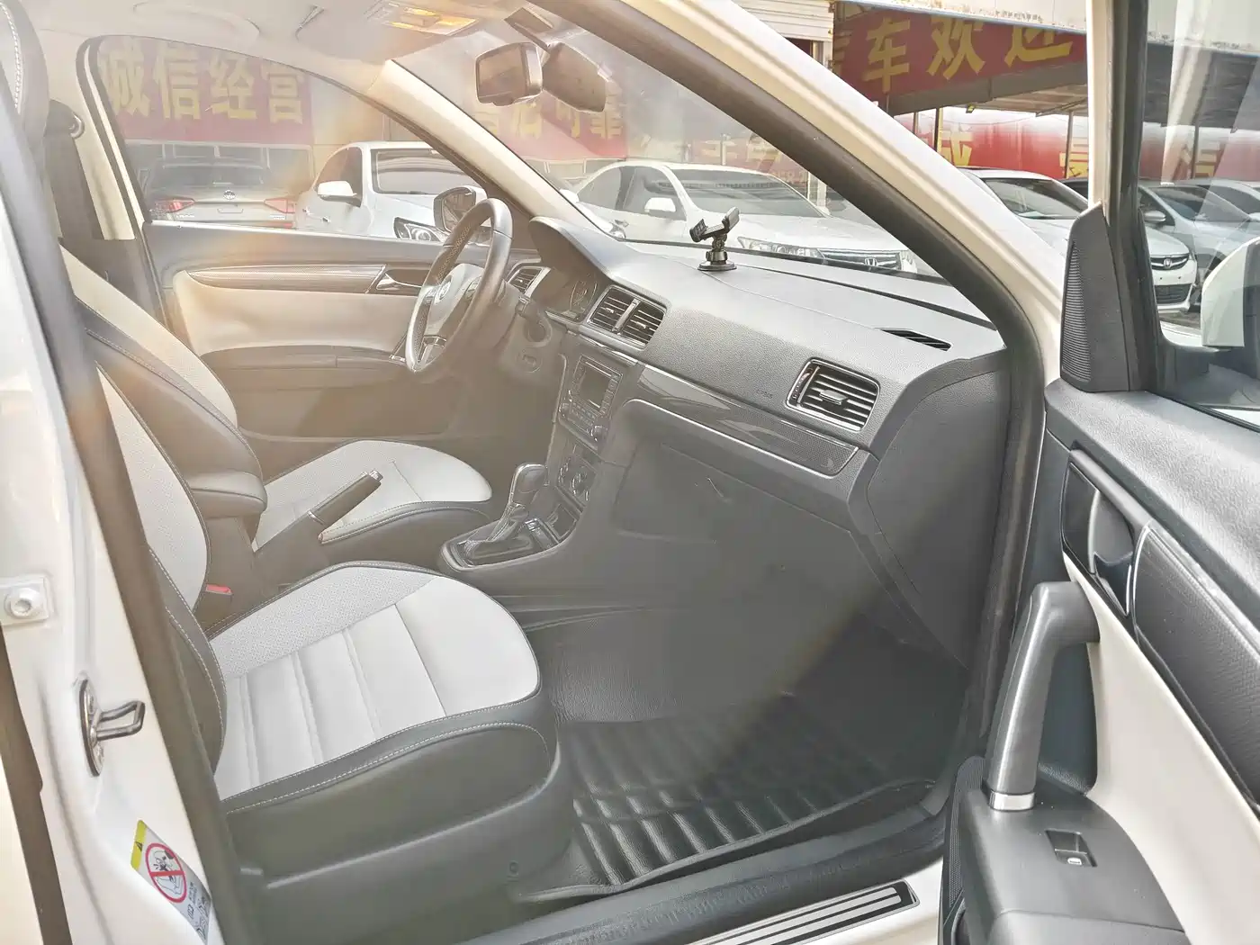 Volkswagen Gran Lavida 2015 2014 1.6L Auto