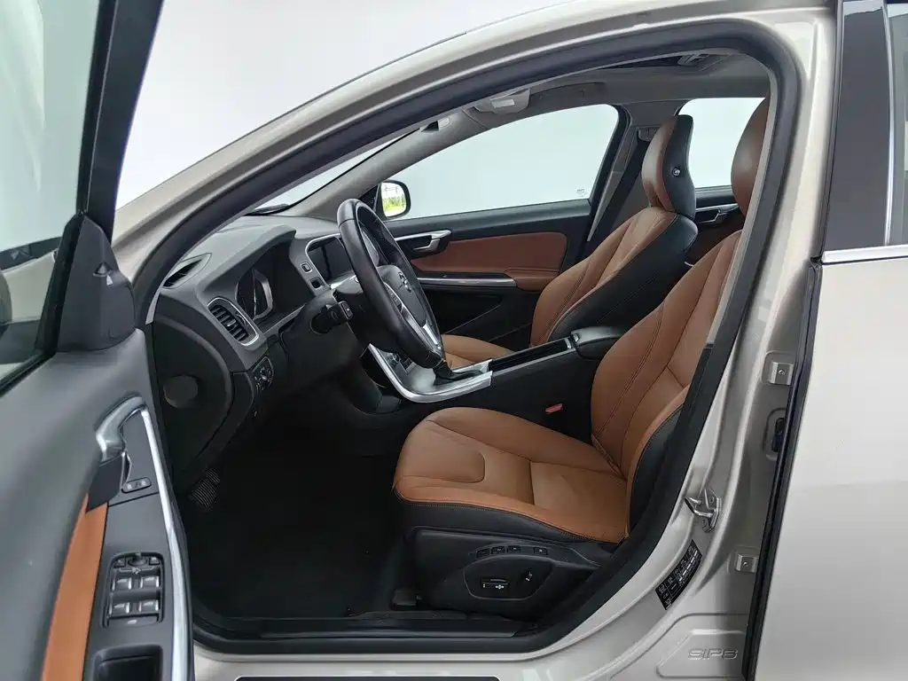 Фото 10 - Volvo S60
