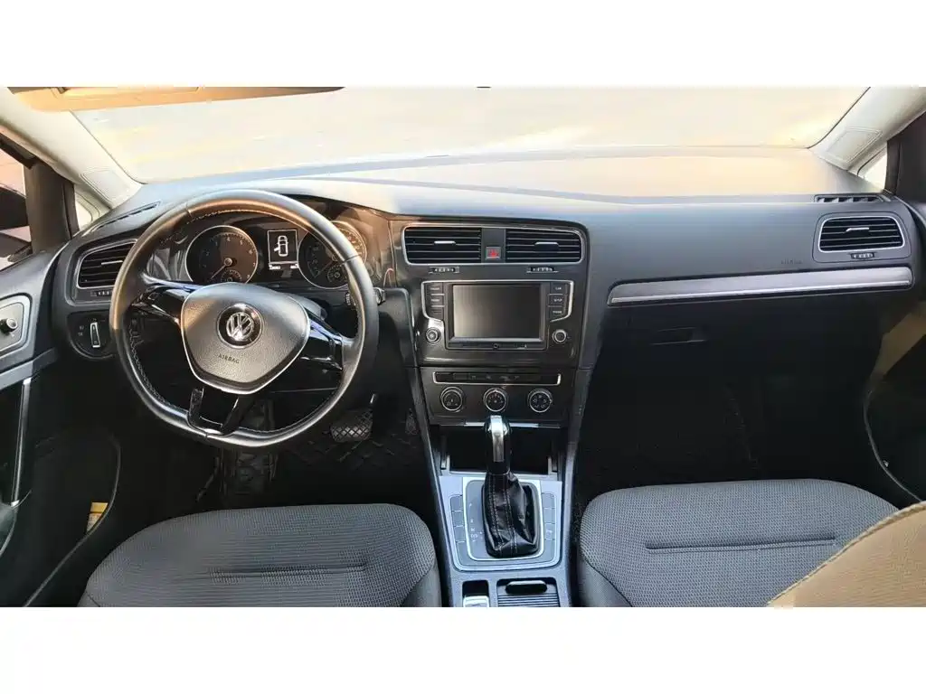 Фото 5 - Volkswagen Golf