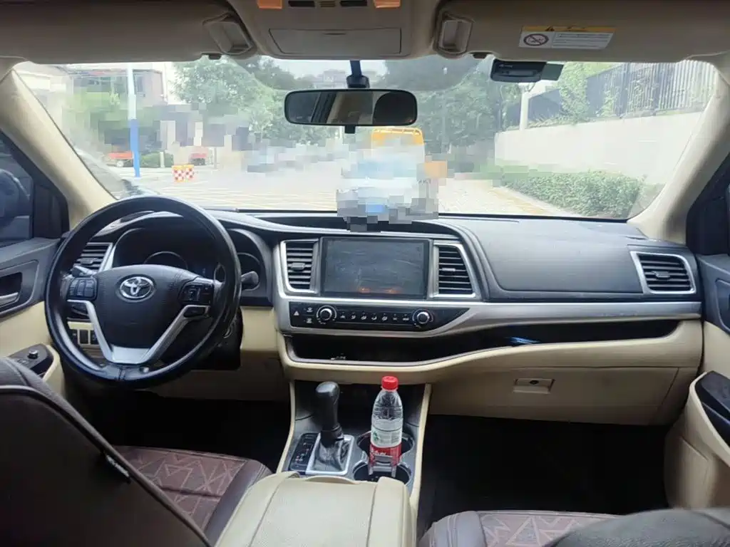 Photo 11 - Toyota Highlander