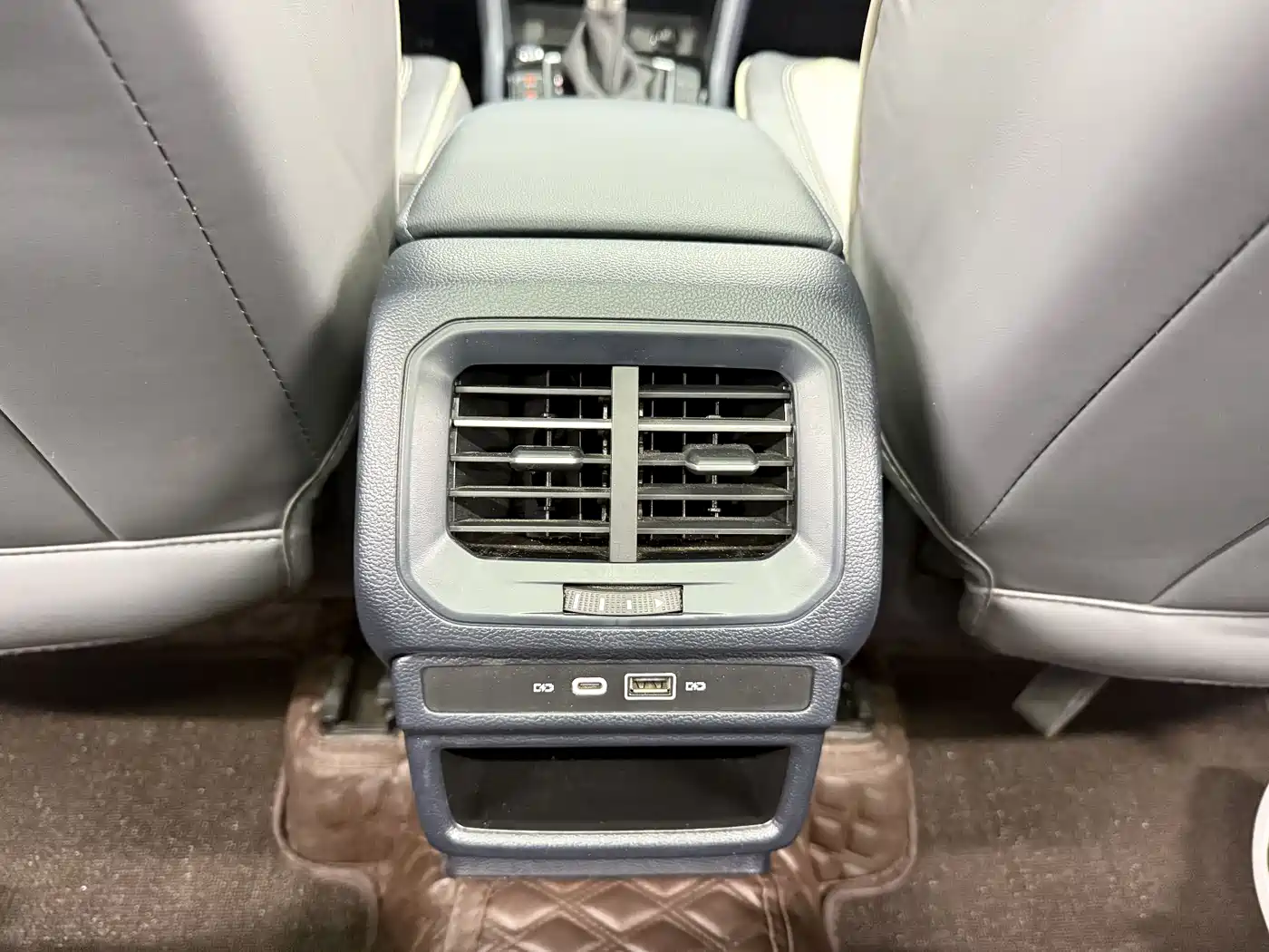 Volkswagen Tharu 2024 300TSI 2WD Bright Moon Edition фото 17