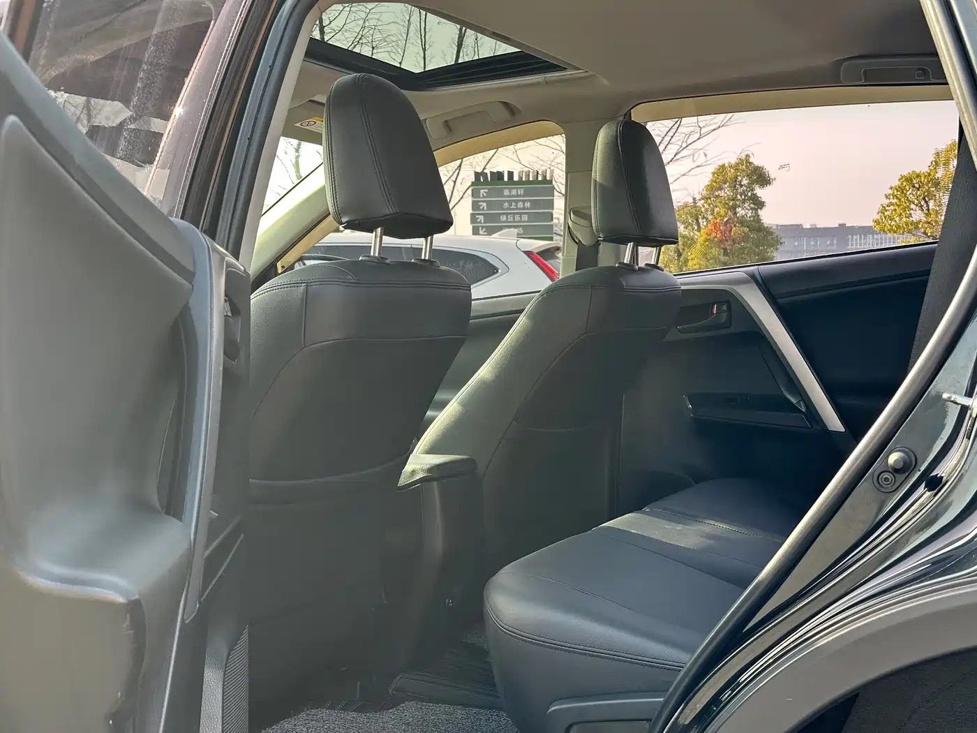 Toyota RAV4 Rongfang 2016 2.0L CVT 2WD Trend (China V) фото 12