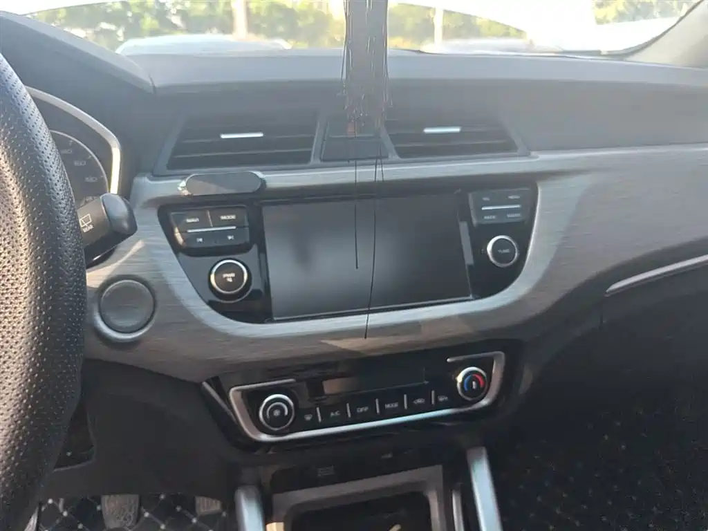 Фото 13 - Geely Vision X3