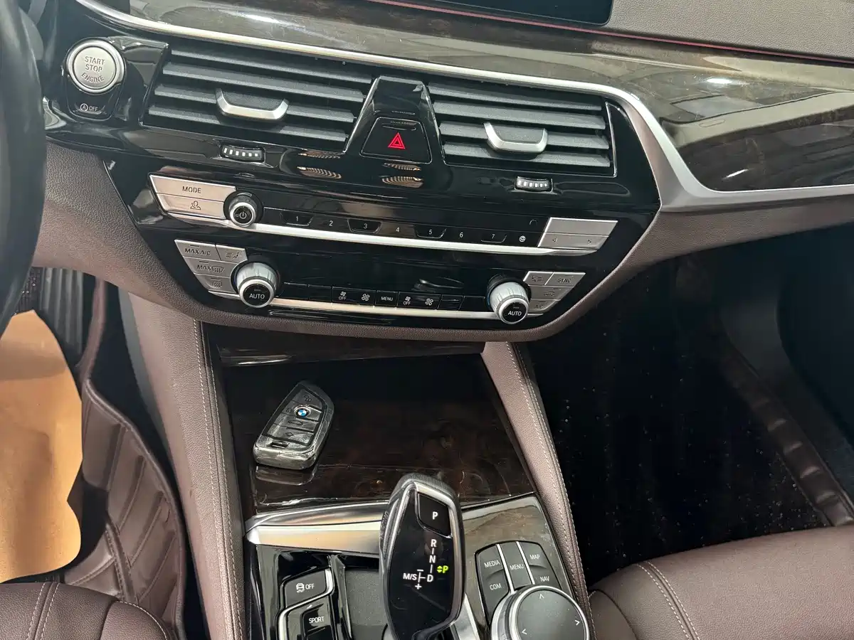 Фото 15 - BMW 5 Series