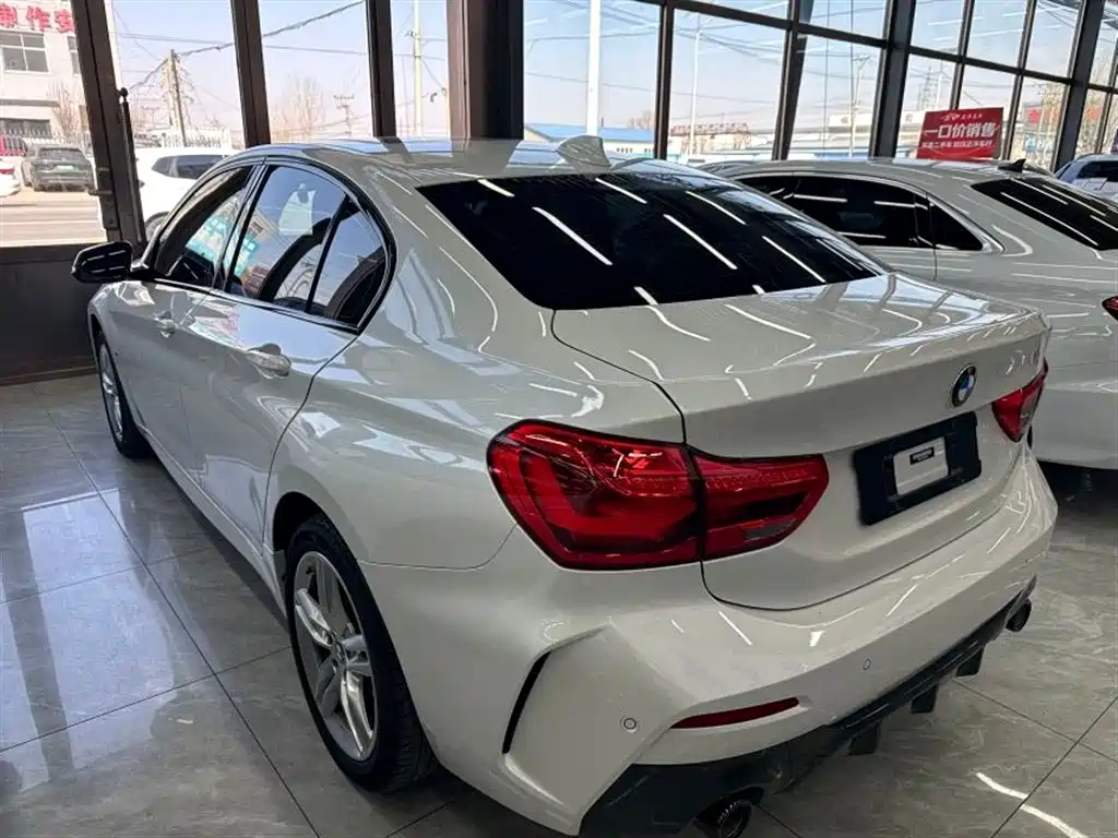 BMW 1 Series 2022 120i M Sport Shadow Edition фото 6
