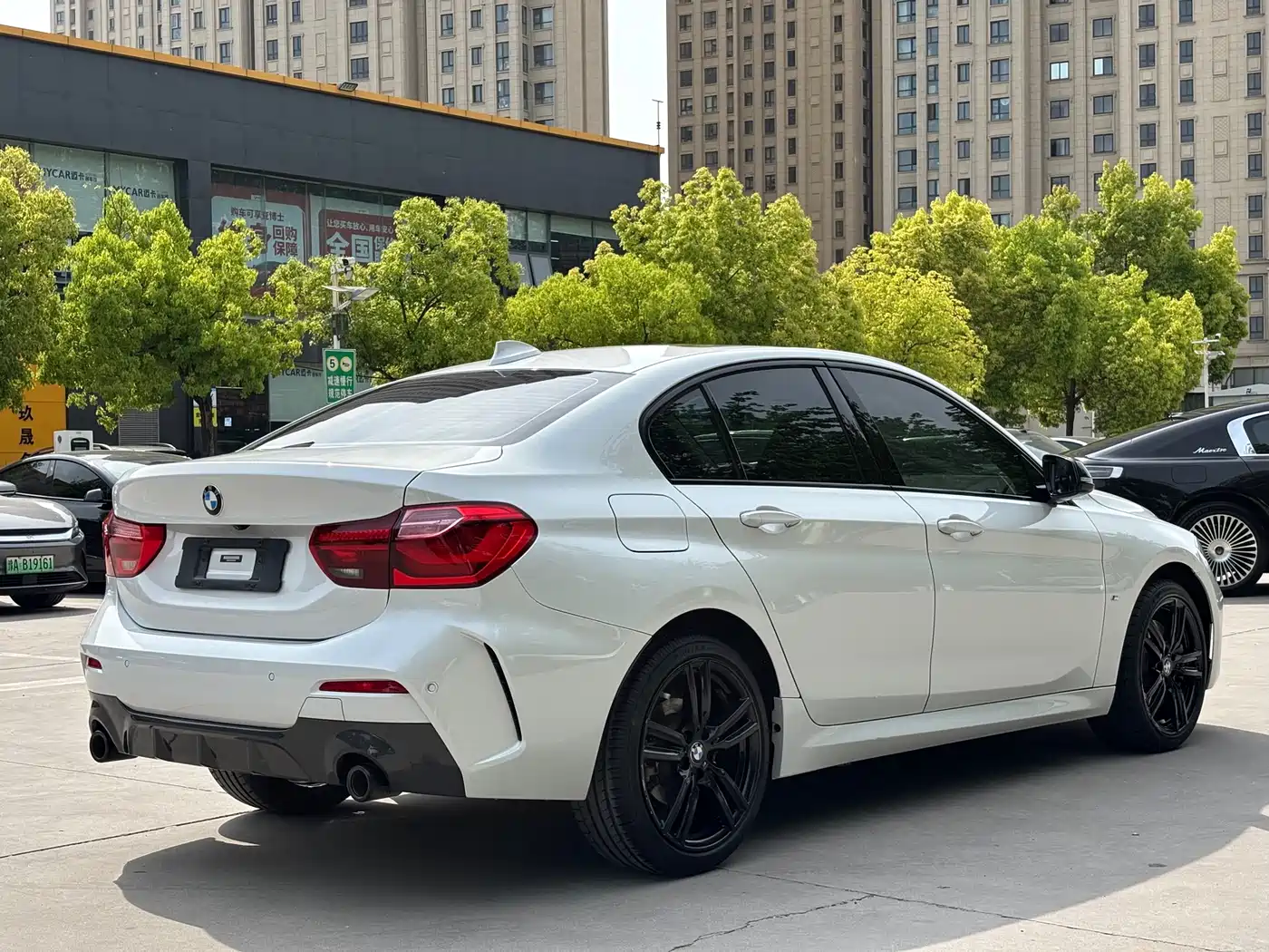 BMW 1 Series 2023 125i M Sport Shadow Edition фото 3