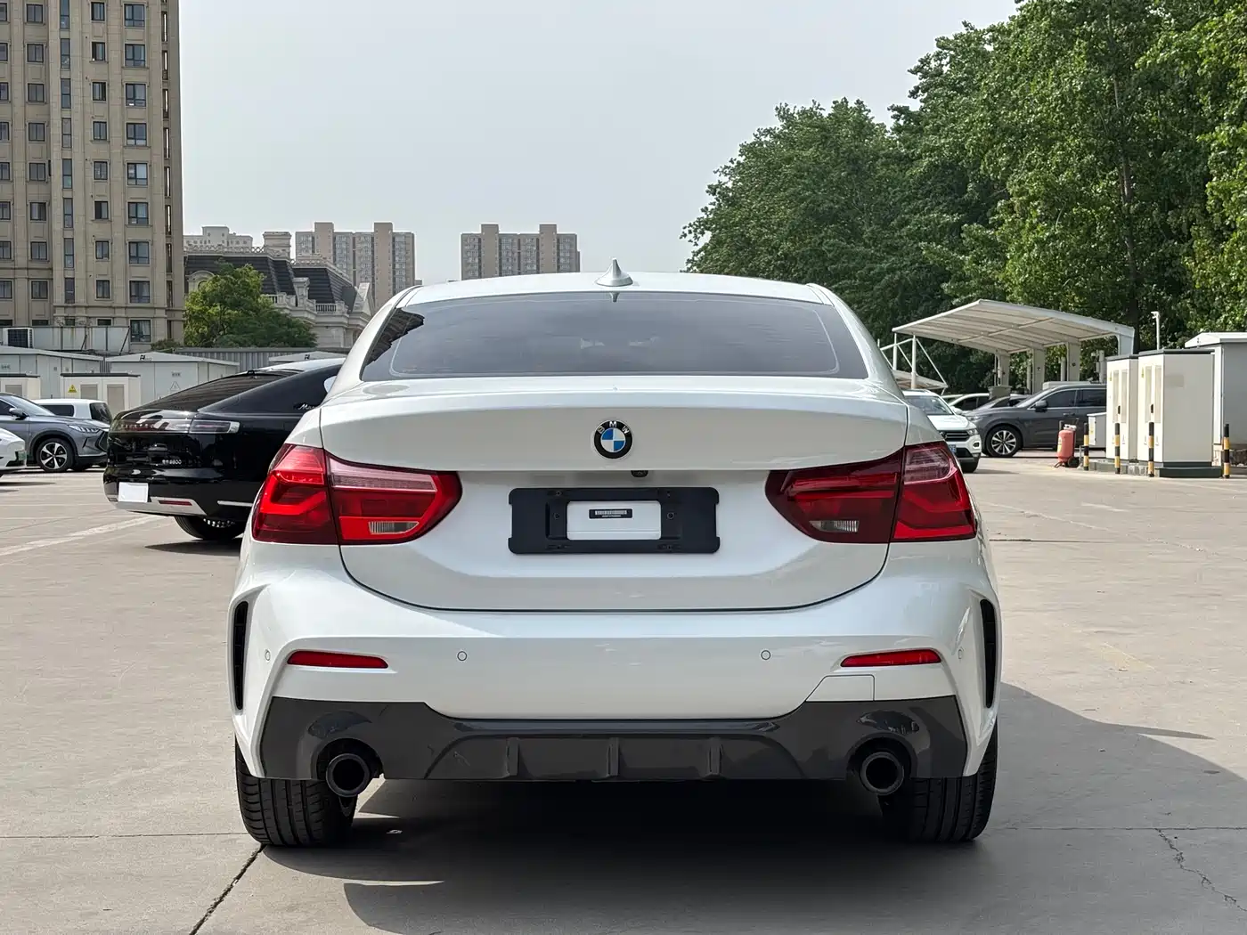 BMW 1 Series 2023 125i M Sport Shadow Edition фото 4