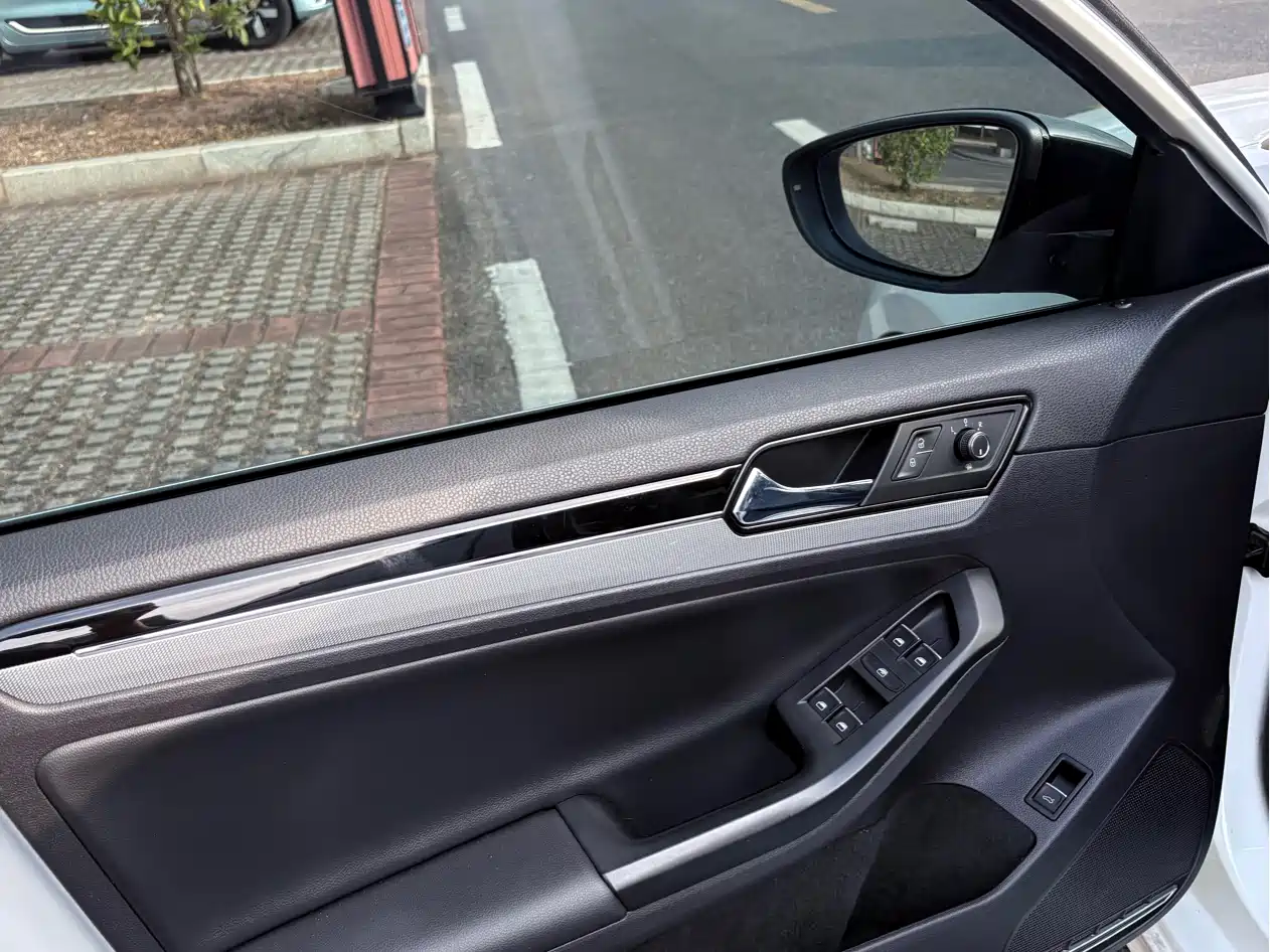 Volkswagen Sagitar 2018 280TSI DSG Spark Edition фото 11