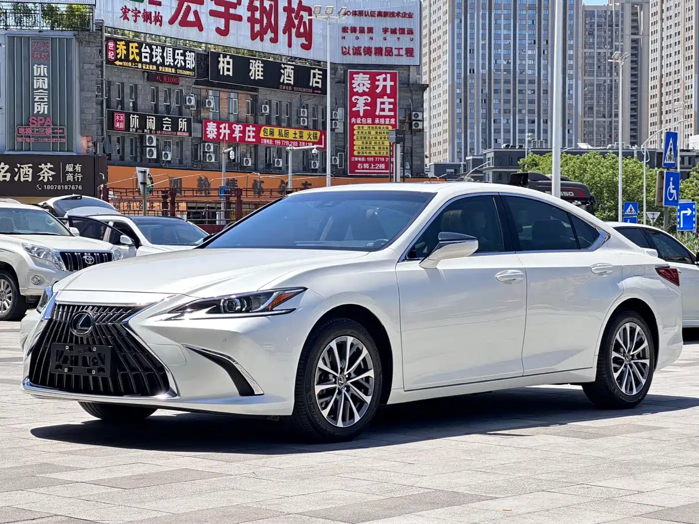 Фото 1 - Lexus ES