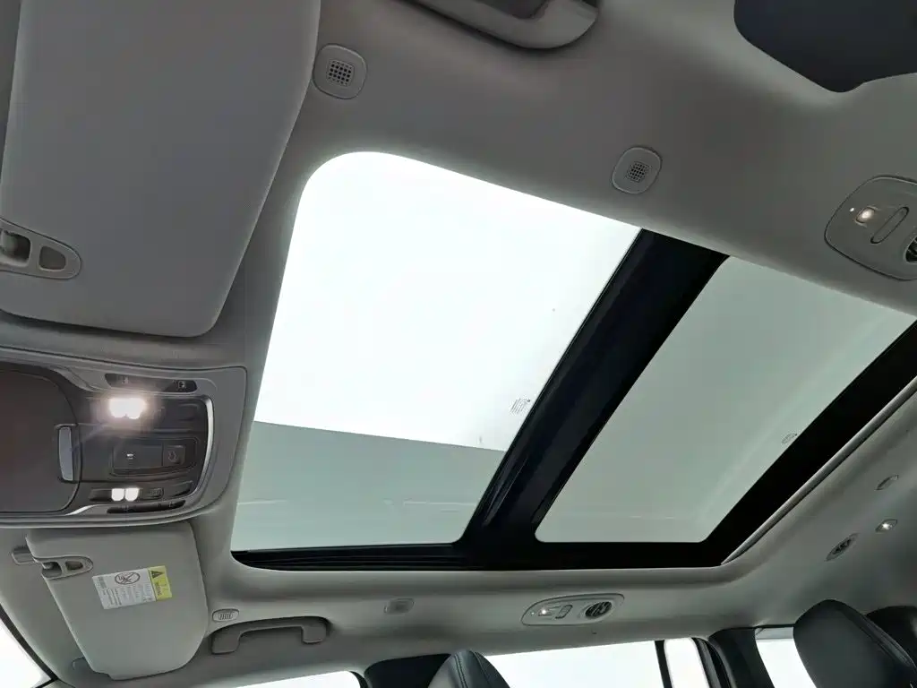 Photo 14 - Jeep Grand Commander